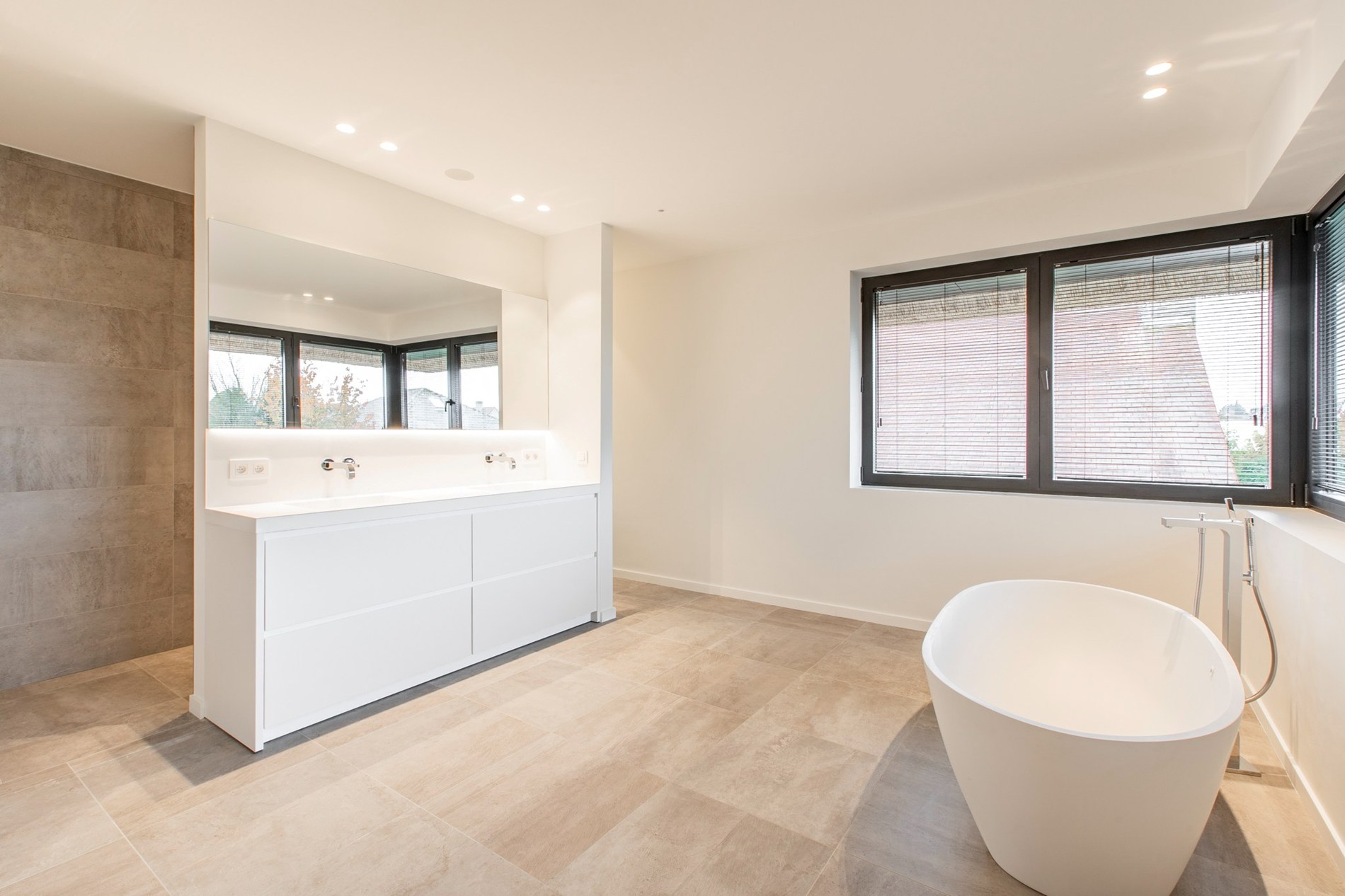 À LOUER : Villa de construction récente et élégante de 2021 alliant confort contemporain et grands volumes de vie, située dans un emplacement exceptionnel à proximité du centre de Knokke-Heist. 