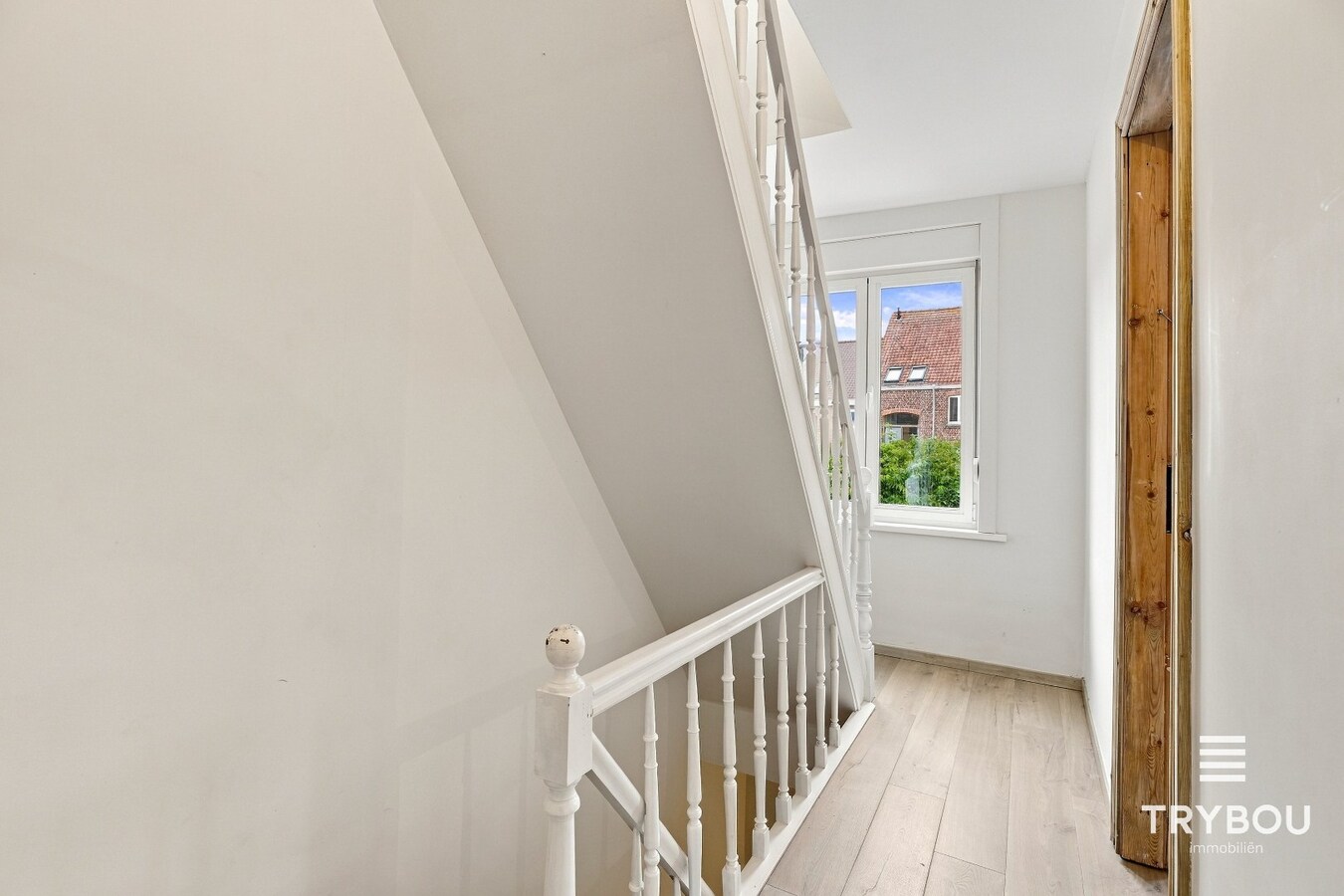 Ruime rijwoning in het centrum van Ieper! 