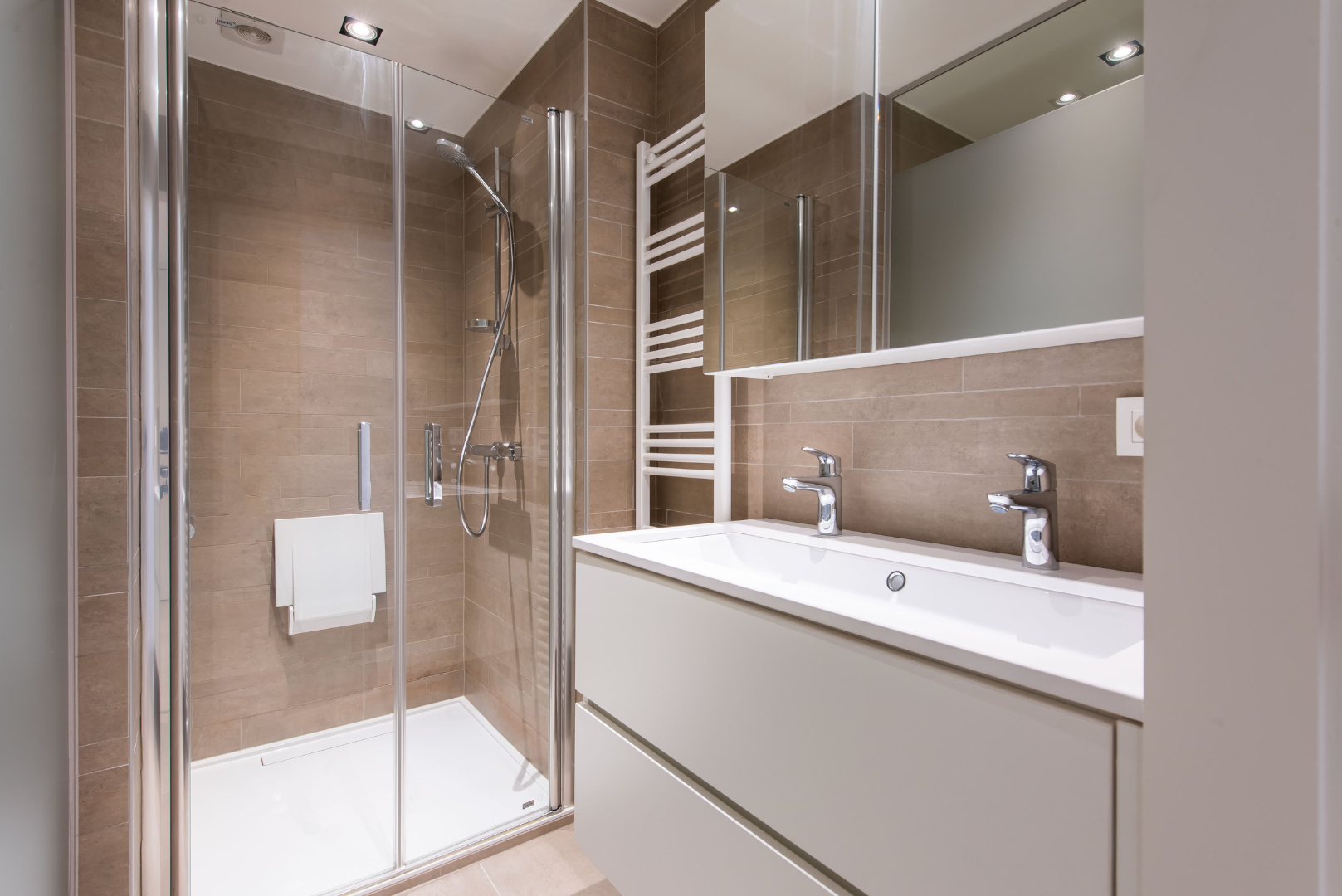 PRACHTIG GERENOVEERD APP. GELEGEN LEOPOLD II LAAN - TOPLIGGING 