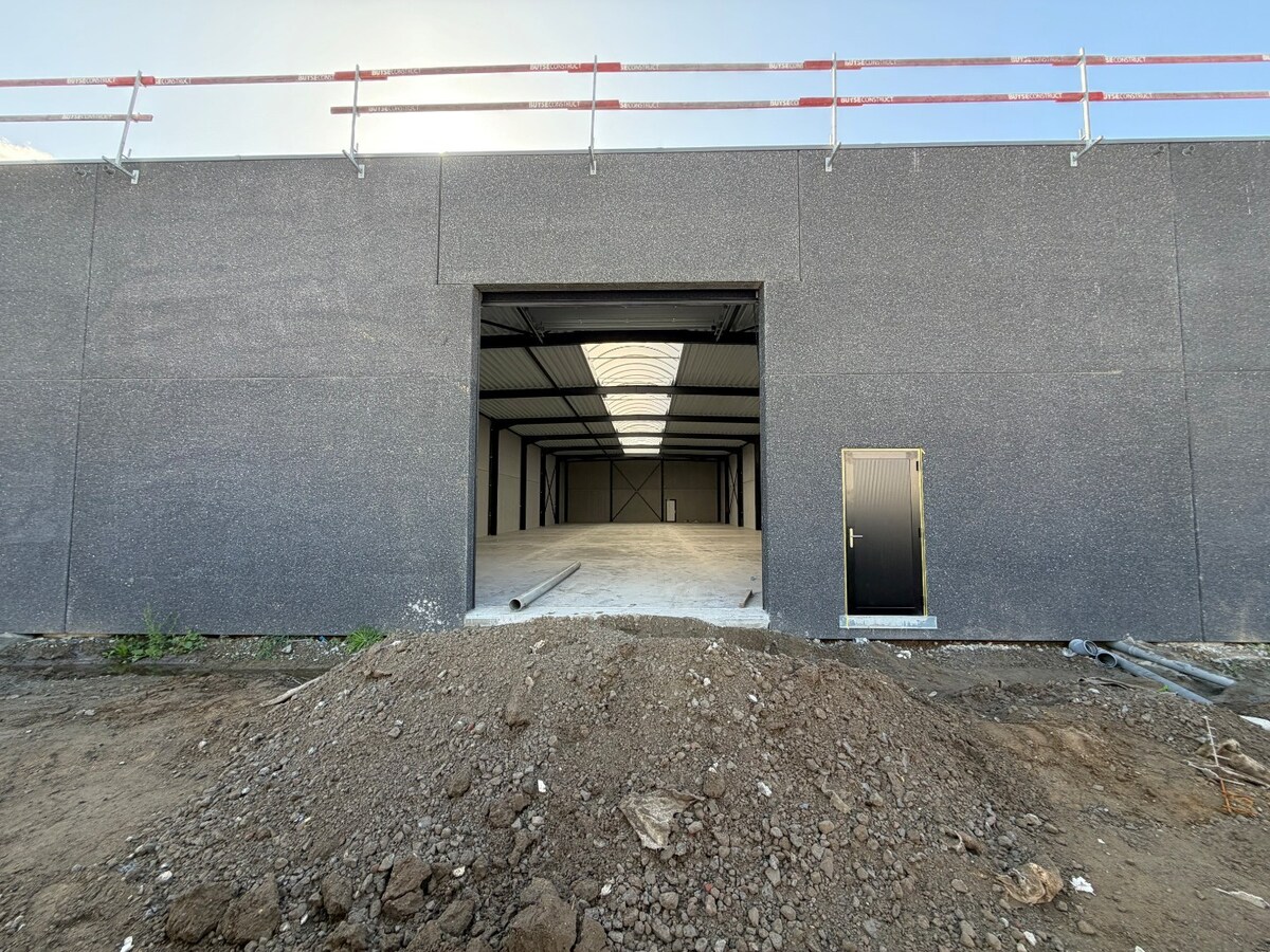 Nieuwbouw-loods in industrieterrein Gavere. 