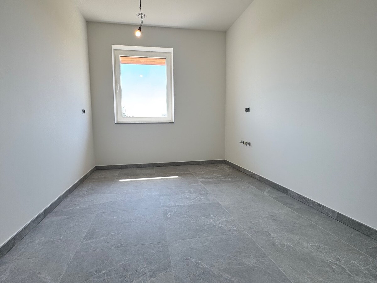 Instapklare nieuwbouwwoning met 4 slaapkamers en bureau te Kortemark 