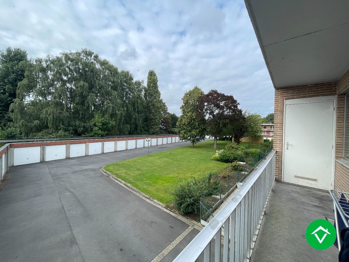 Centraal gelegen appartement met 2 slaapkamers en garage te Roeselare 