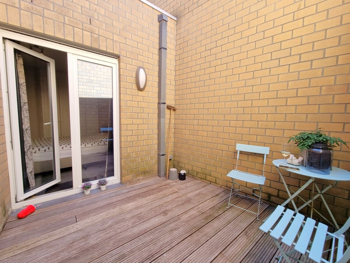 Centraal gelegen gelijkvloers appartement met twee slaapkamers en stadskoer 