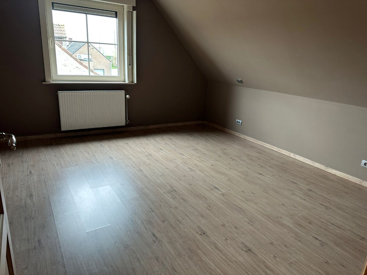 Alleenstaande woning met 3 slaapkamers, 3 garages en veel parkeermogelijkheid! 