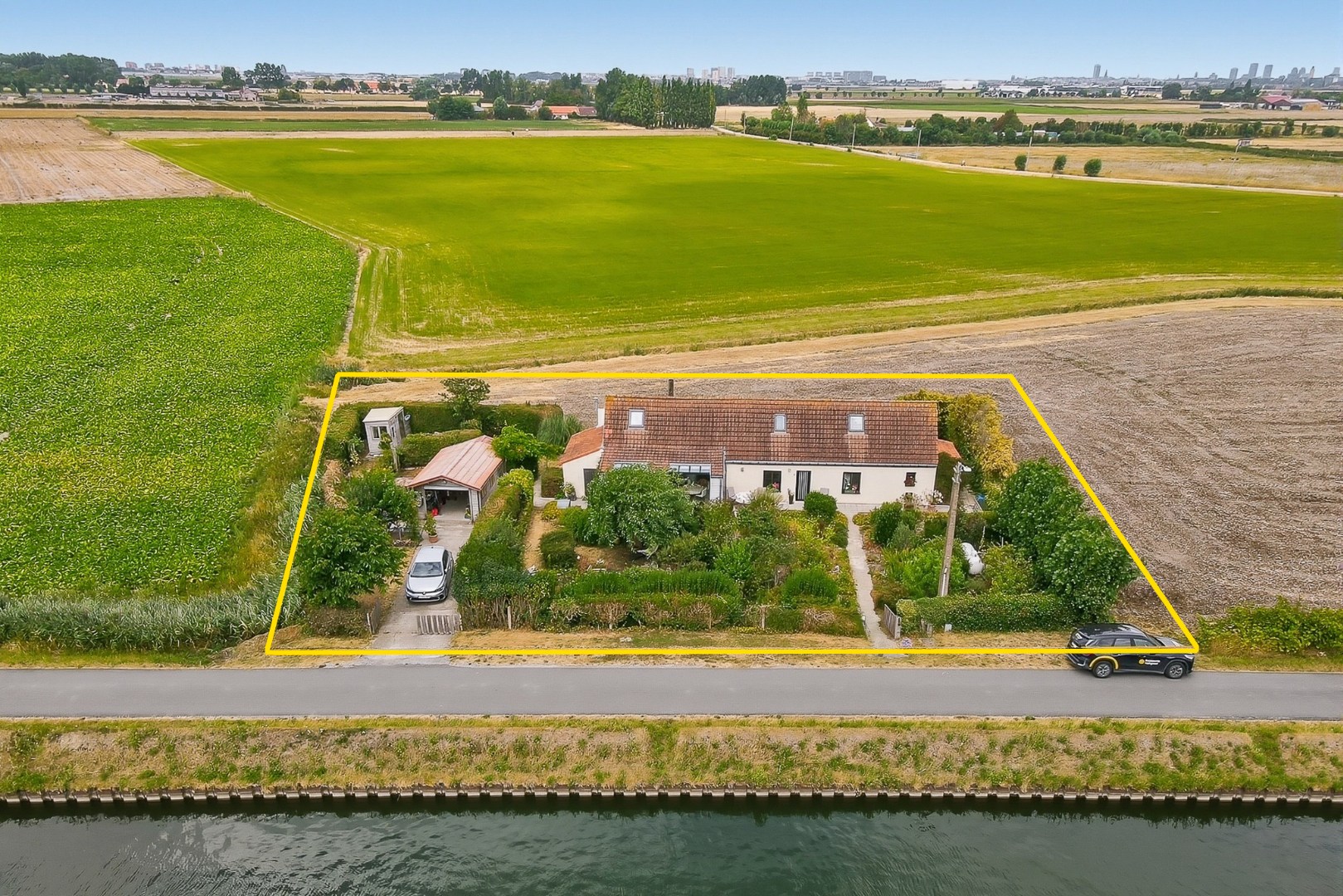 prachtige vrijstaande woning op toplocatie langs het kanaal te Leffinge met uniek panoramisch verzicht 