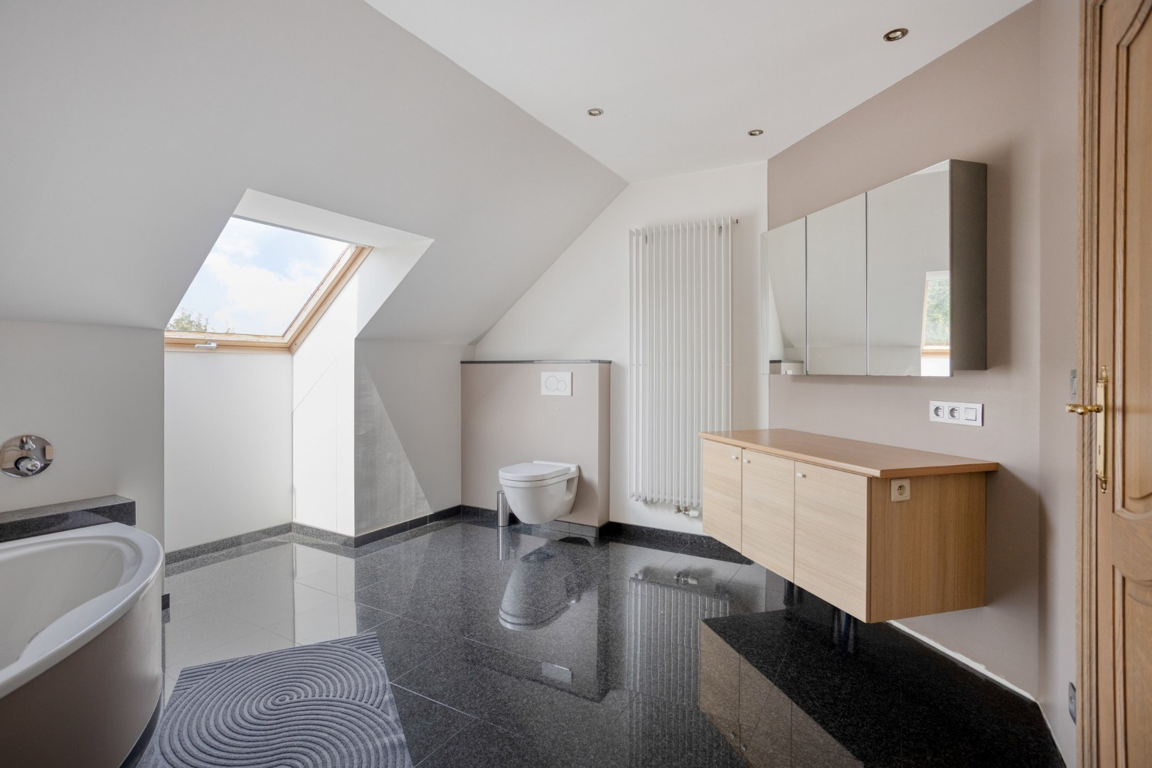 Badkamer met toilet en lavabomeubel