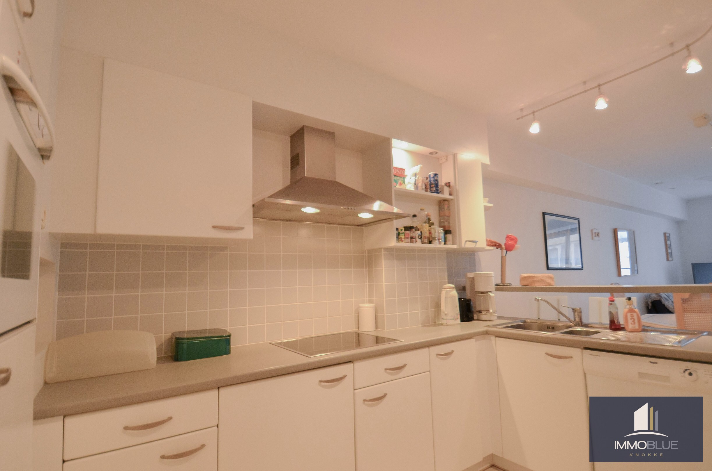 EXCLUSIVITÉ IMMO BLUE : Appartement à rafraîchir, situé à quelques pas de la mer et de l'avenue de la Côte. 