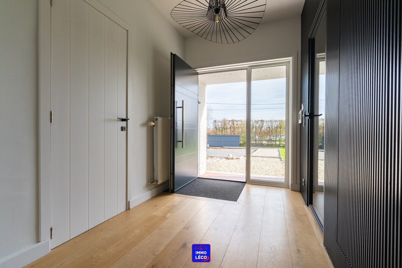 Villa "Semi Plain-Pied" érigée sur 1600m², grand parking, garage, jardin, COUP DE COEUR ! 