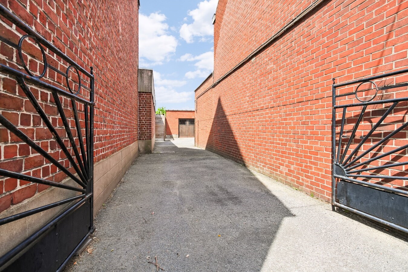 Ruime handelspand met woonst op commerciële ligging 