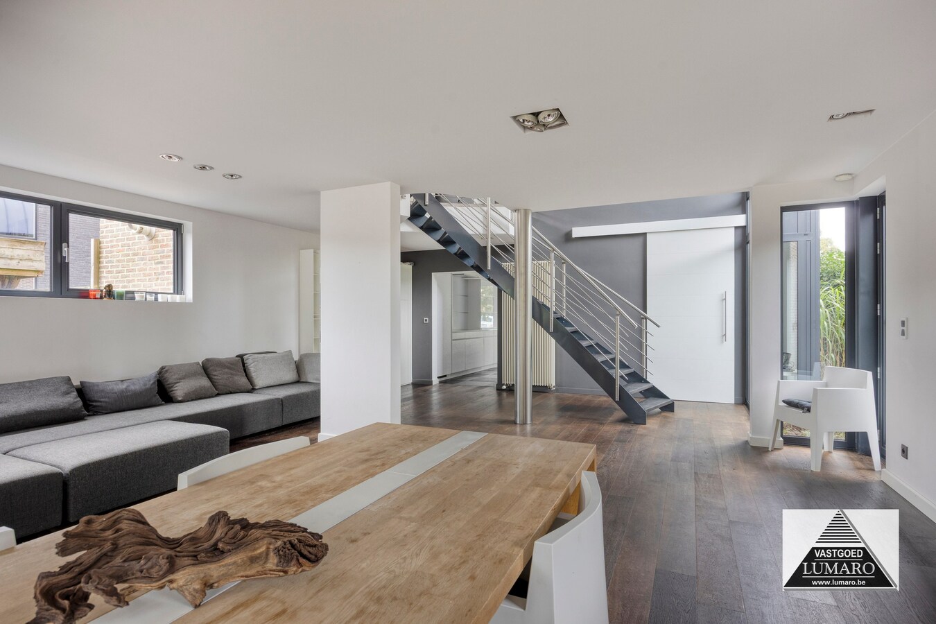Villa onder moderne architectuur, residentiële bosomgeving. 3 slaapkamers, hobbyruimten 