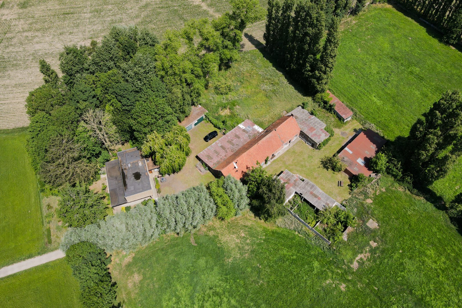Te renoveren villa met bijgebouwen op landelijke ligging 