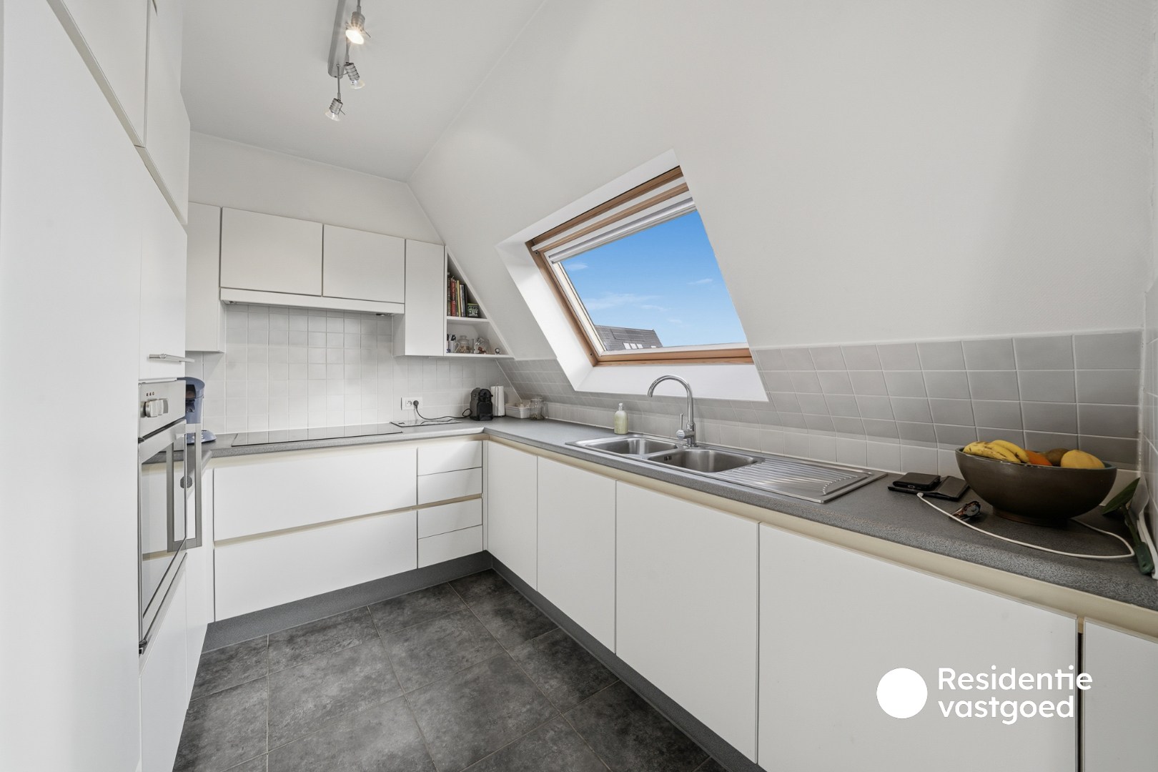 Ruim en lichtrijk duplexappartement met garage en twee terrassen in centrum Eernegem 