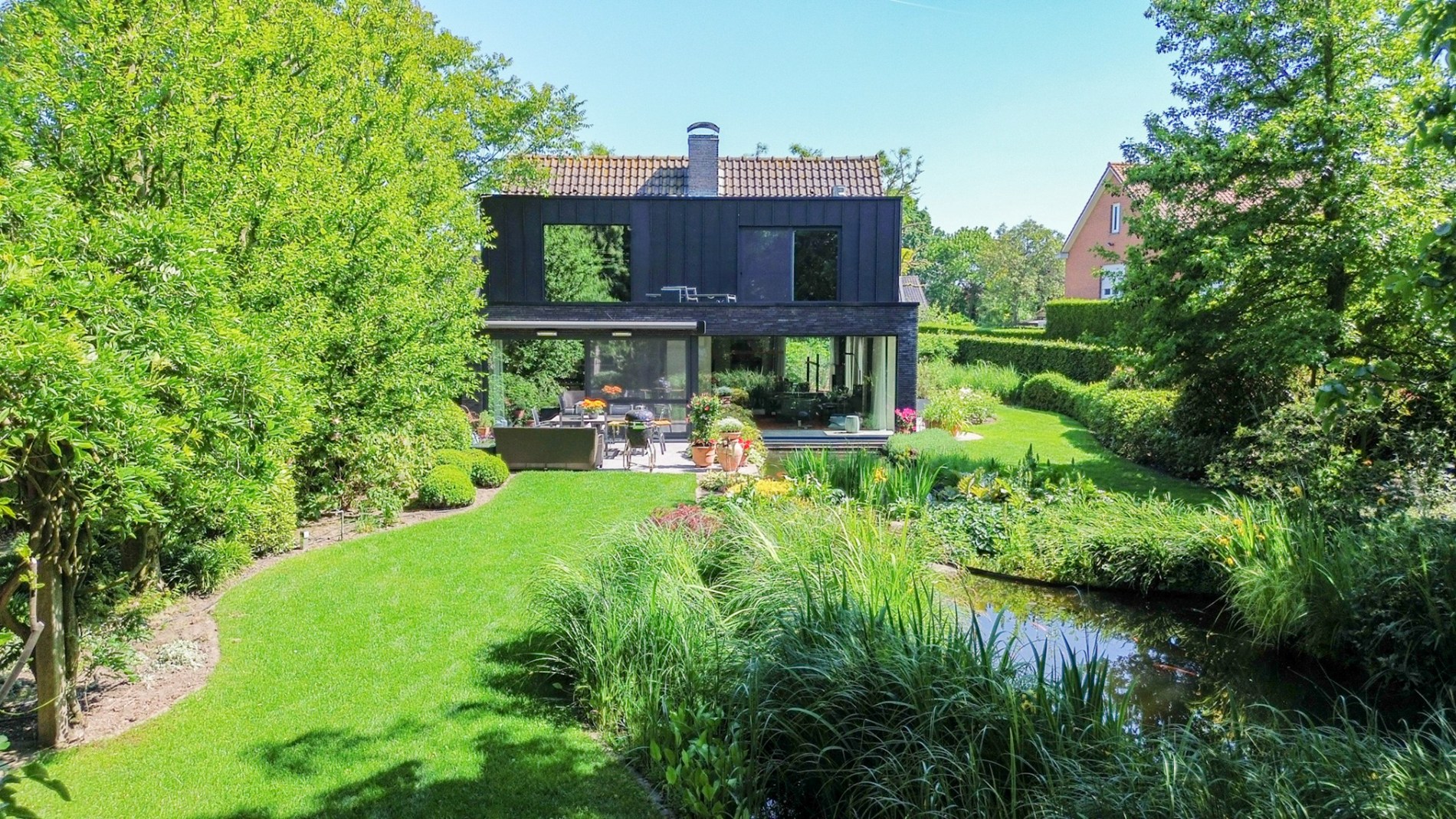Ruime villa met prachtige tuin en hoogwaardige afwerking, perceel van 1891 m², rustig gelegen te Torhout 