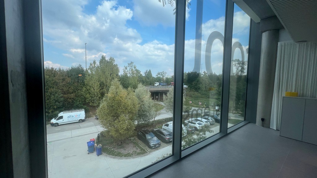 Recent bedrijfsgebouw te huur langs E40 in Erembodegem