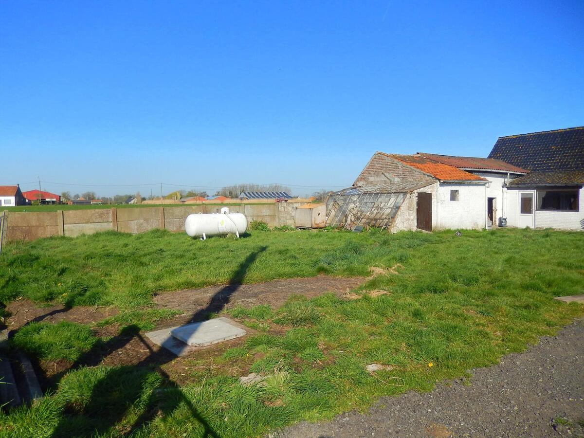 Te renoveren woning in de landelijke velden te Eernegem 