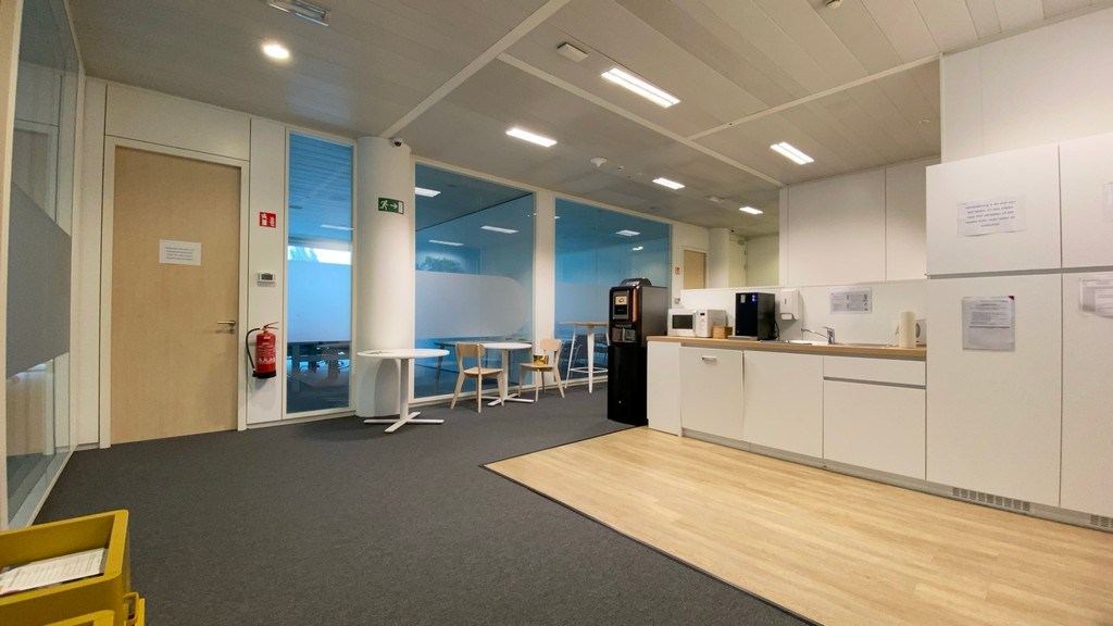 Instapklaar kantoorgelijkvloers te huur in Blue Towers in Gent