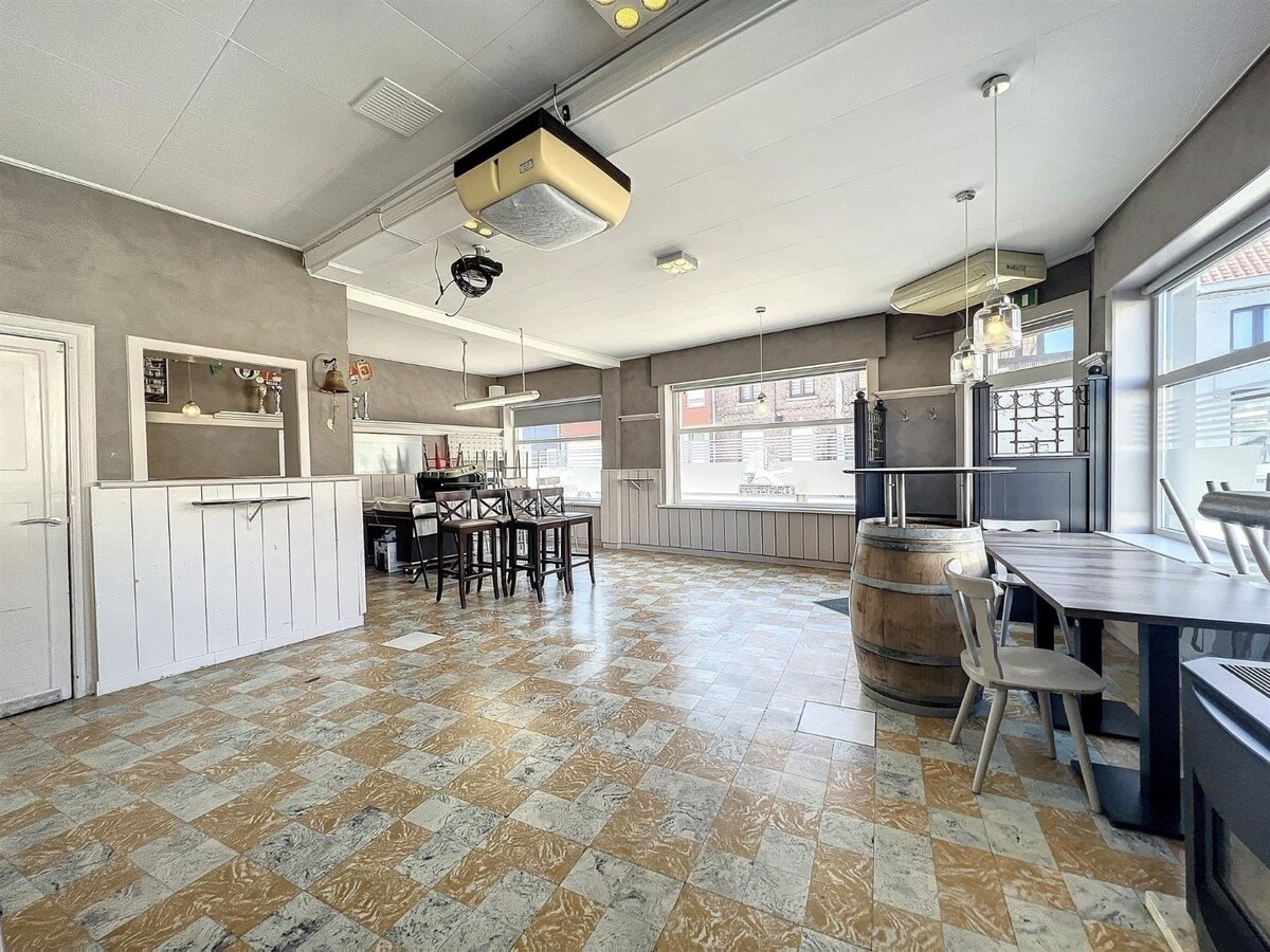 Hoekpand voor gemengd gebruik, vroeger gekend als café "De Vierweg" 