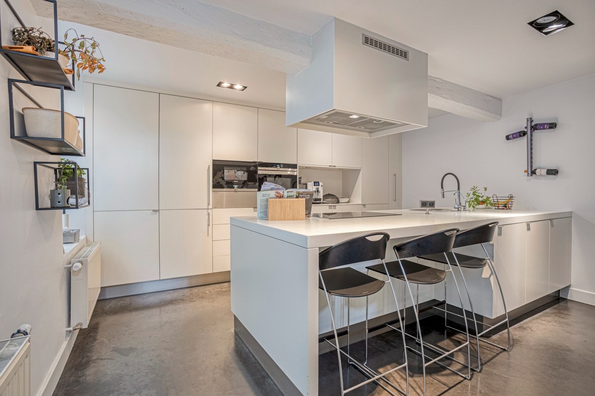 Moderne keuken in half-open configuratie