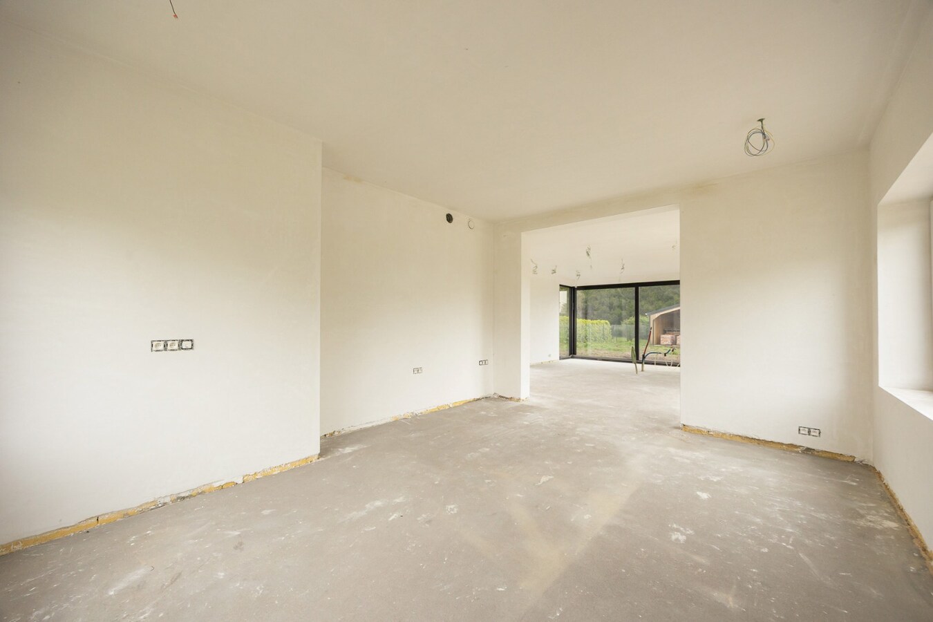 Vernieuwbouwwoning met ruim nieuwbouwmagazijn van 155 m² 