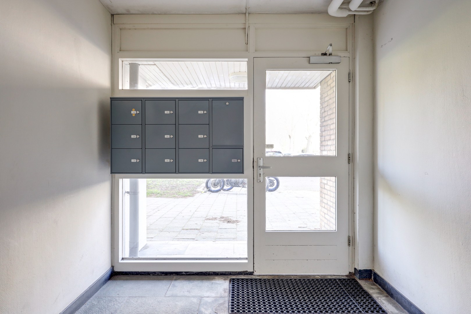 4-kamer appartement op de 1e verdieping, met 2 balkons, berging in de onderbouw en gelegen op eigen grond! 