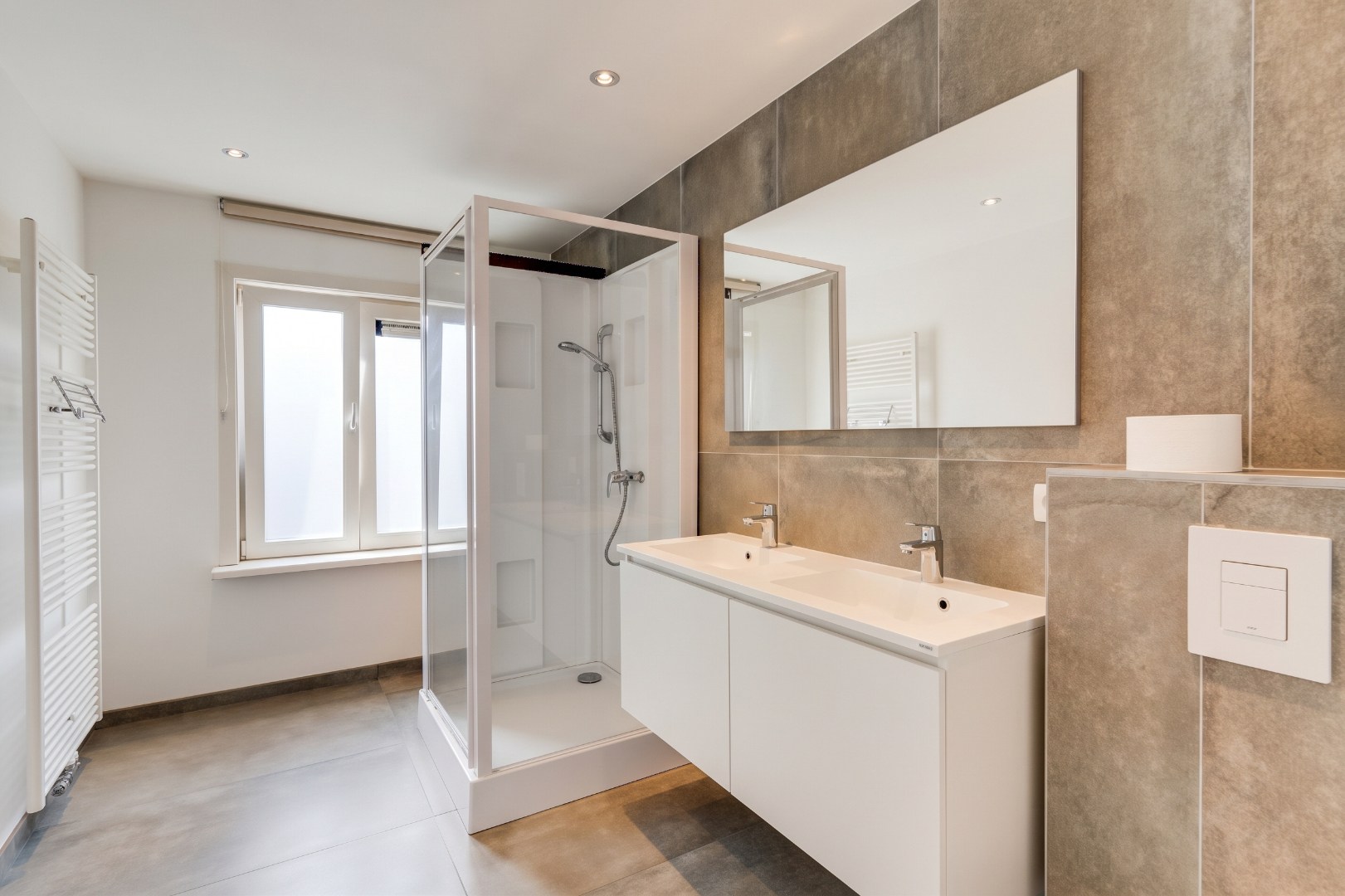Ruime woning voor gemengd gebruik met loods te koop, wonen en werken op één toplocatie in Zelzate 