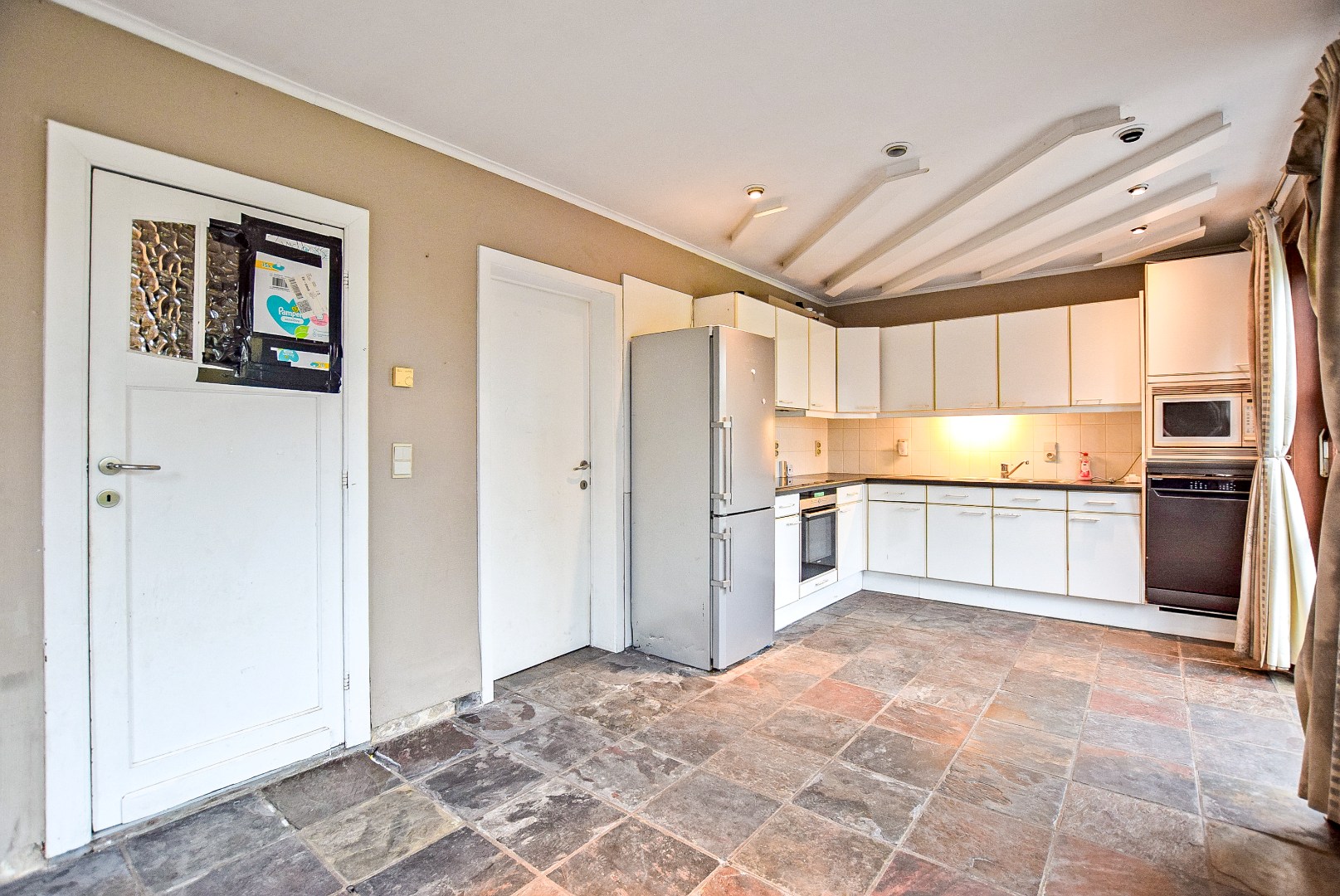 Ruime woning met dubbele garage en knappe uitzichten te centrum Veurne 