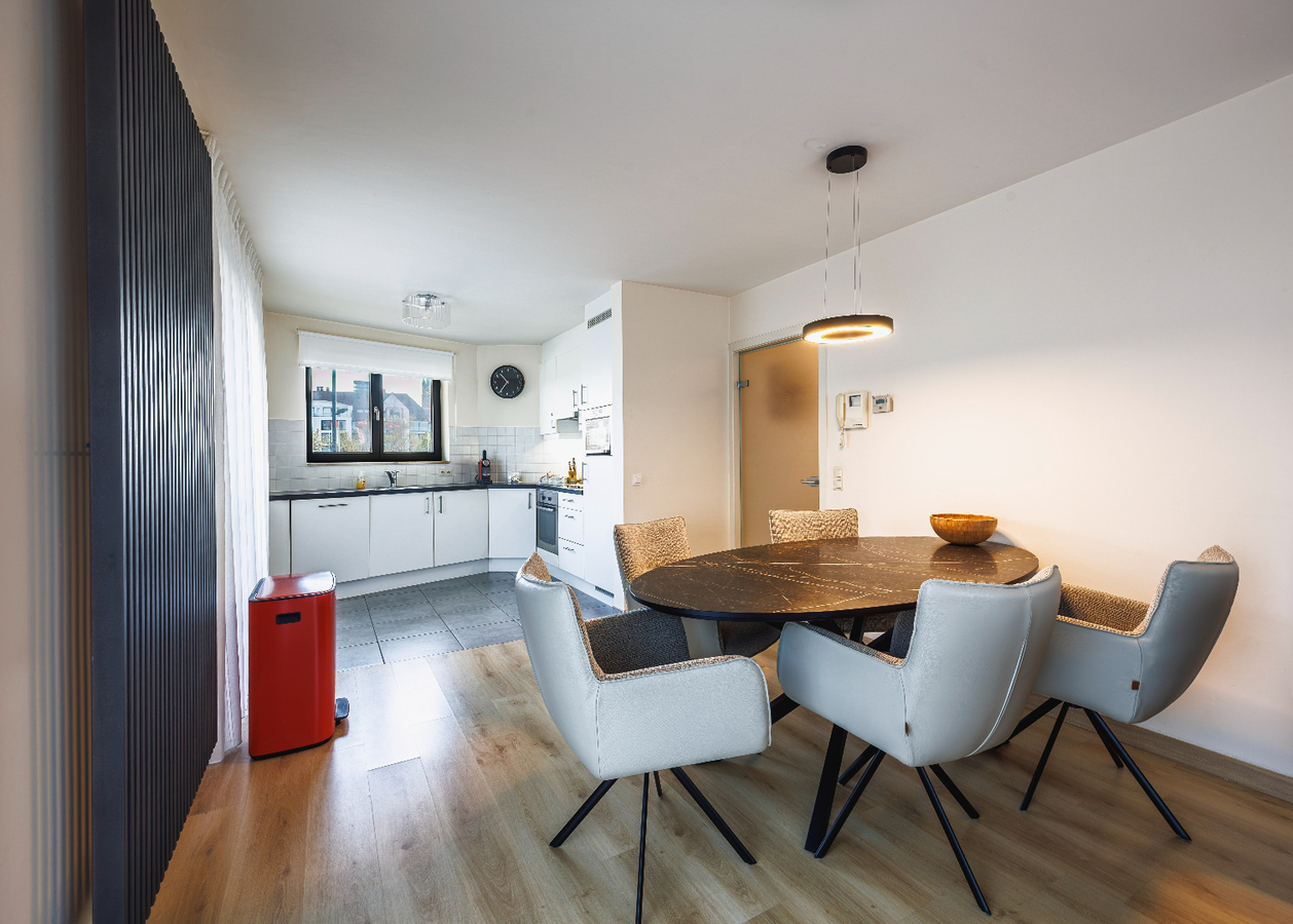 Gelijkvloers appartement met uitzonderlijk zonnig terras en zicht op natuurgebied, op een boogscheut van de zeedijk te Heist. 