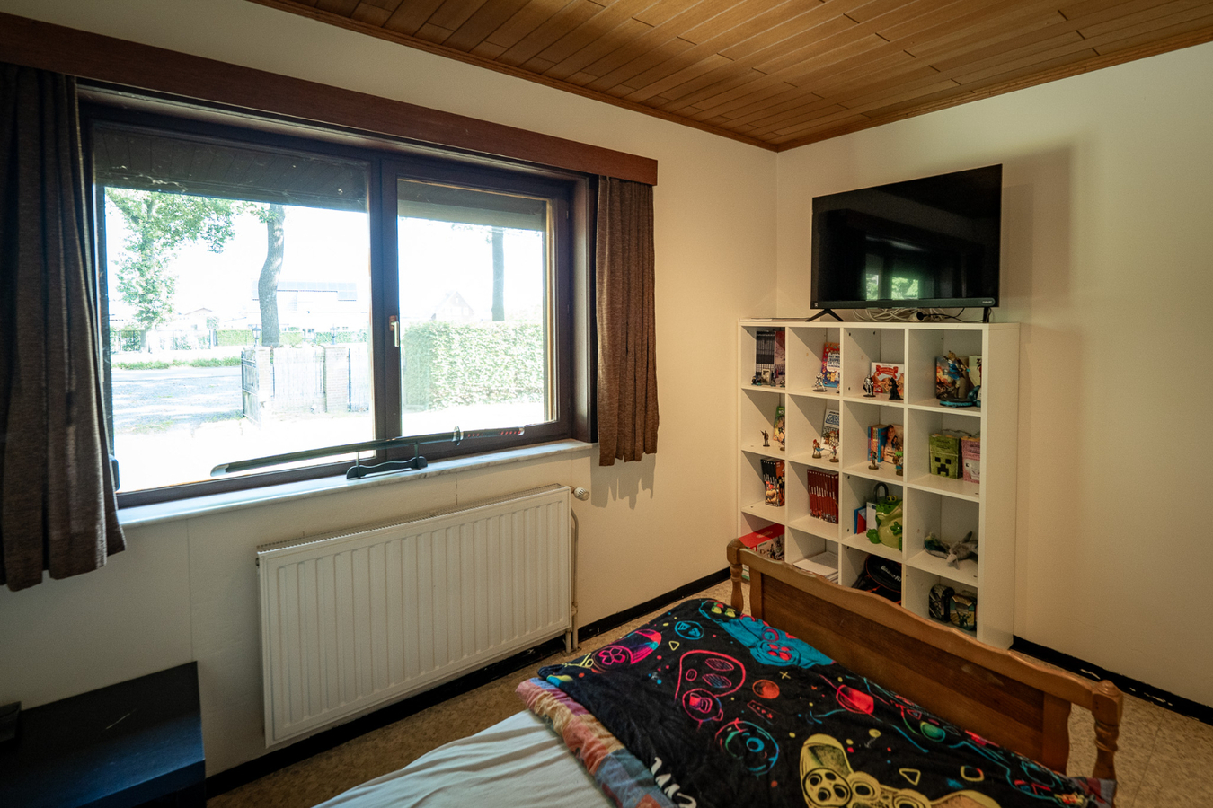 Zeer ruim (+/-550m²!) landhuis + gezellige woning met buitenpiste, paddock en weides op ca. 2ha met vergunning stalgebouw 200m² 
