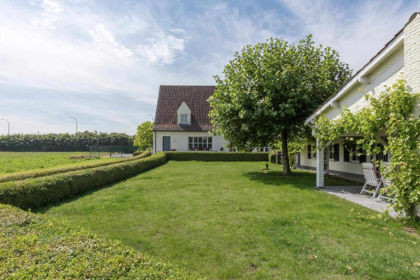 Exclusief landhuis met bijbouw op uniek natuurdomein 