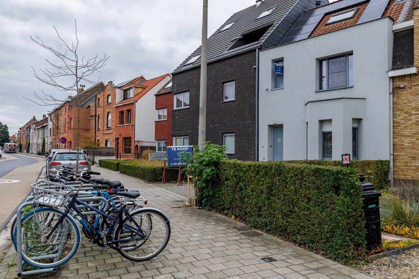Woning met tuin én 2 staanplaatsen én car-port. 