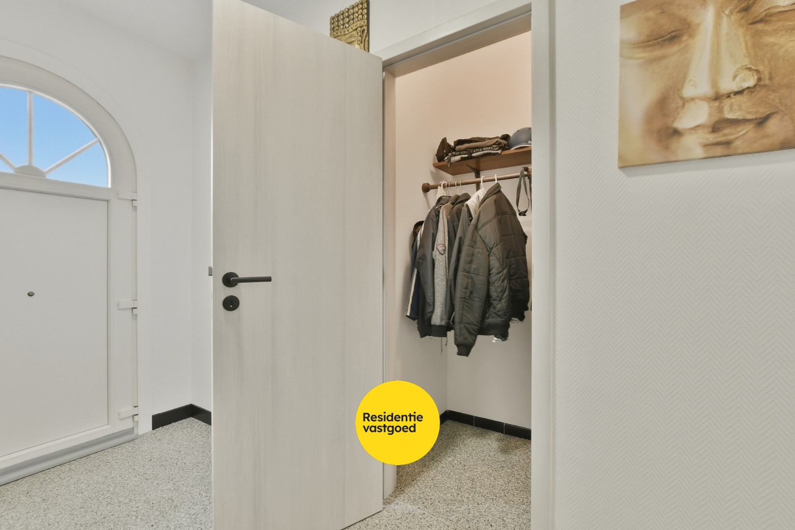 Instapklare en volledig gerenoveerde bungalow met 3 slaapkamers, tuin en garage vlak bij bos en centrum van De Haan 