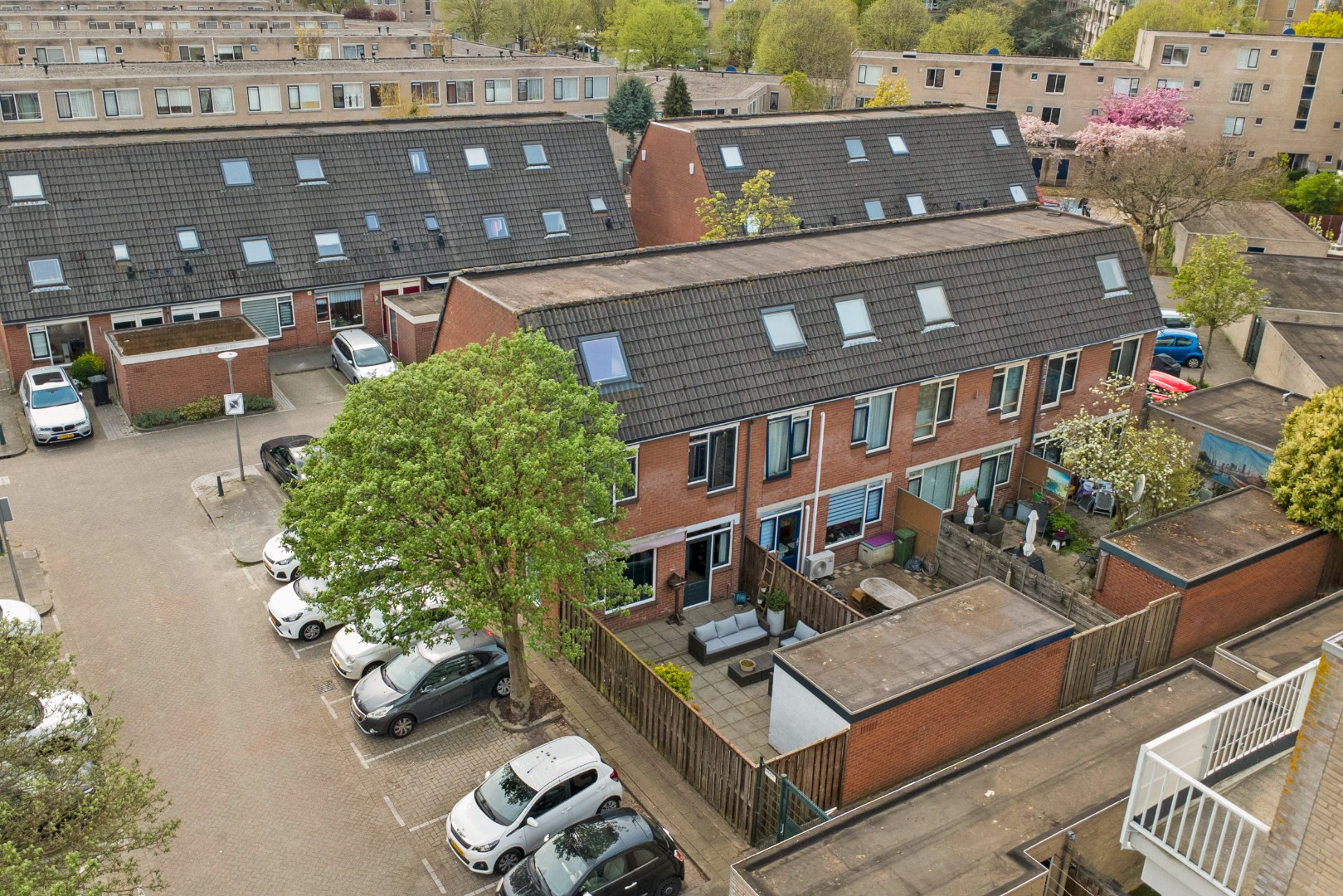 Instap klaar en moderne 4-kamer hoekwoning met 3 ruime slaapkamers, fraaie keuken en badkamer, onderhoudsvriendelijke tuin en gelegen op eigen grond. 