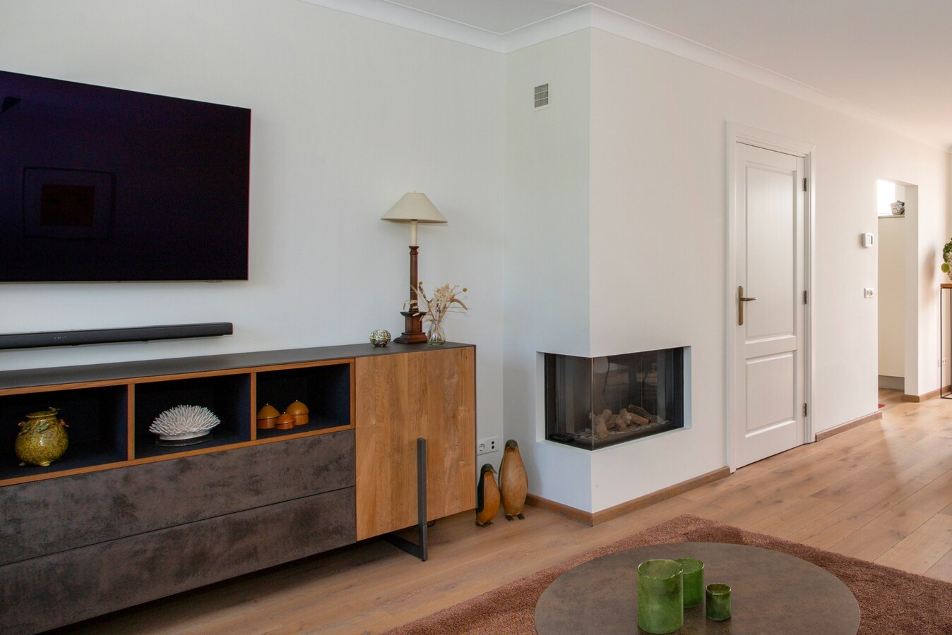 Degelijk gebouwde en perfect onderhouden vrijstaand-geschakelde gezinswoning aan ‘De Lovensbroek’. 