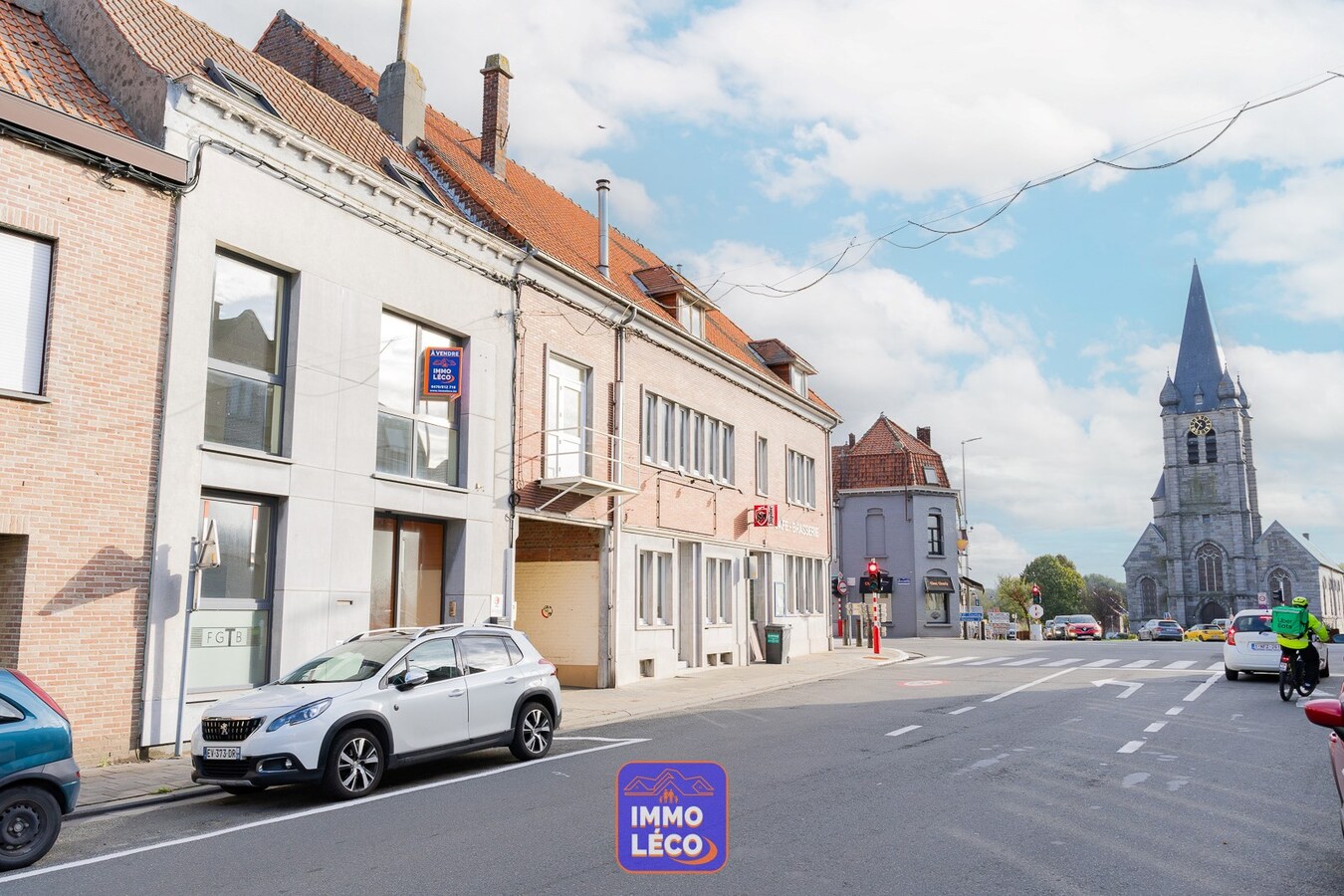 Immeuble avec un bureau et un appartement 2 chambres. IDEAL INVEST 