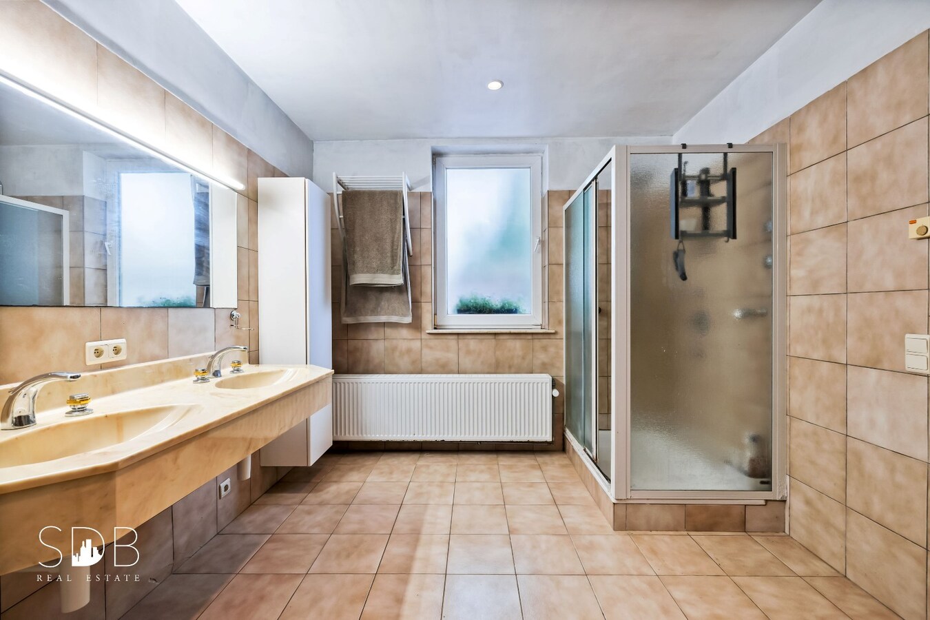 Hedendaagse woning met paardenfaciliteiten op circa 1,5ha 