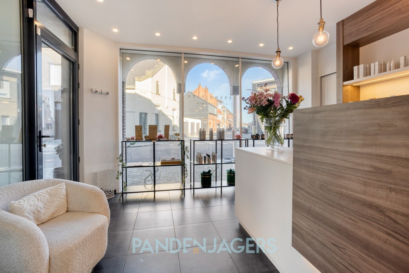 Stijlvol en hoogwaardig afgewerkt handelspand met visibiliteit te Duffel 