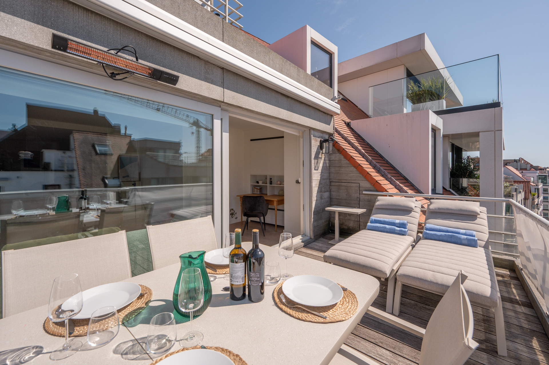 Exclusif duplex penthouse avec 3 chambres et terrasse ensoleillée, situé dans un emplacement de choix près de la place Rubens et de la mer. 