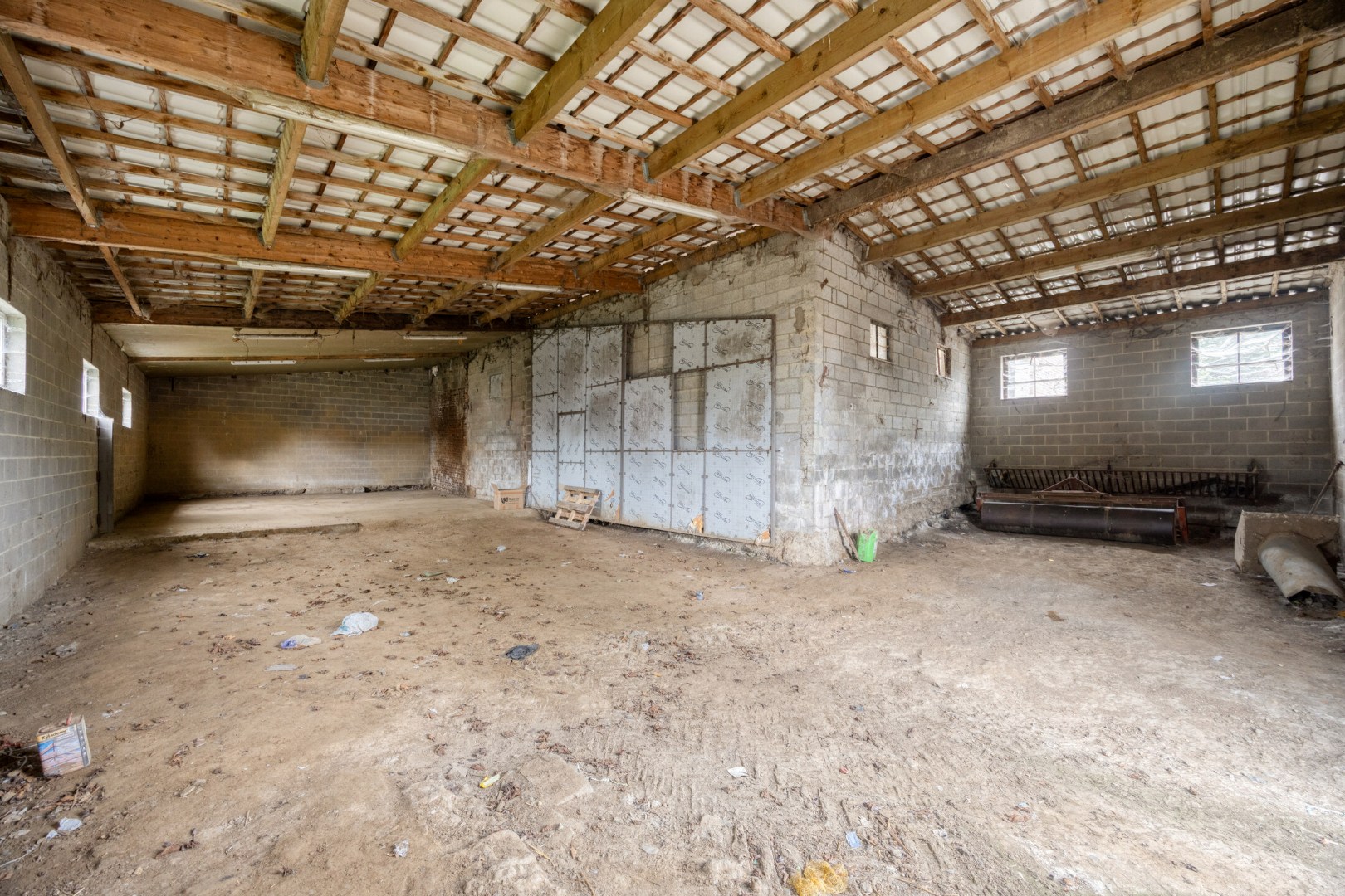 Hoevewoning met binnenkoer, stallingen en grote opslagruimte 