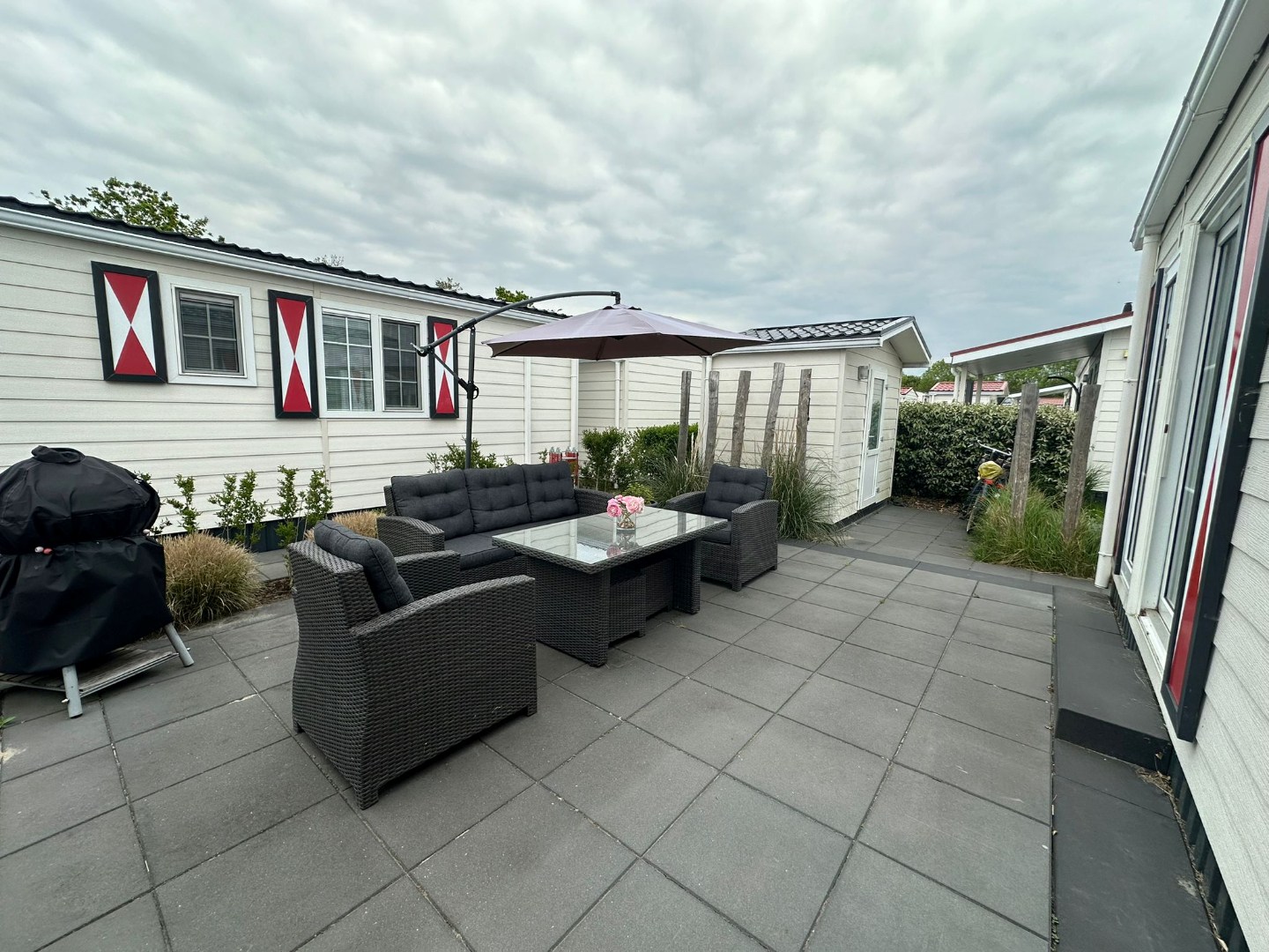 Ontsnap aan de dagelijkse drukte en geniet van een heerlijke vakantie in de te koop aangeboden sfeervolle chalet (nr. 244) op park Duinzicht te Koudekerke! 