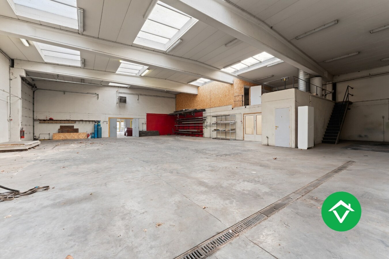 Bedrijfsgebouw met woonst te Ichtegem 