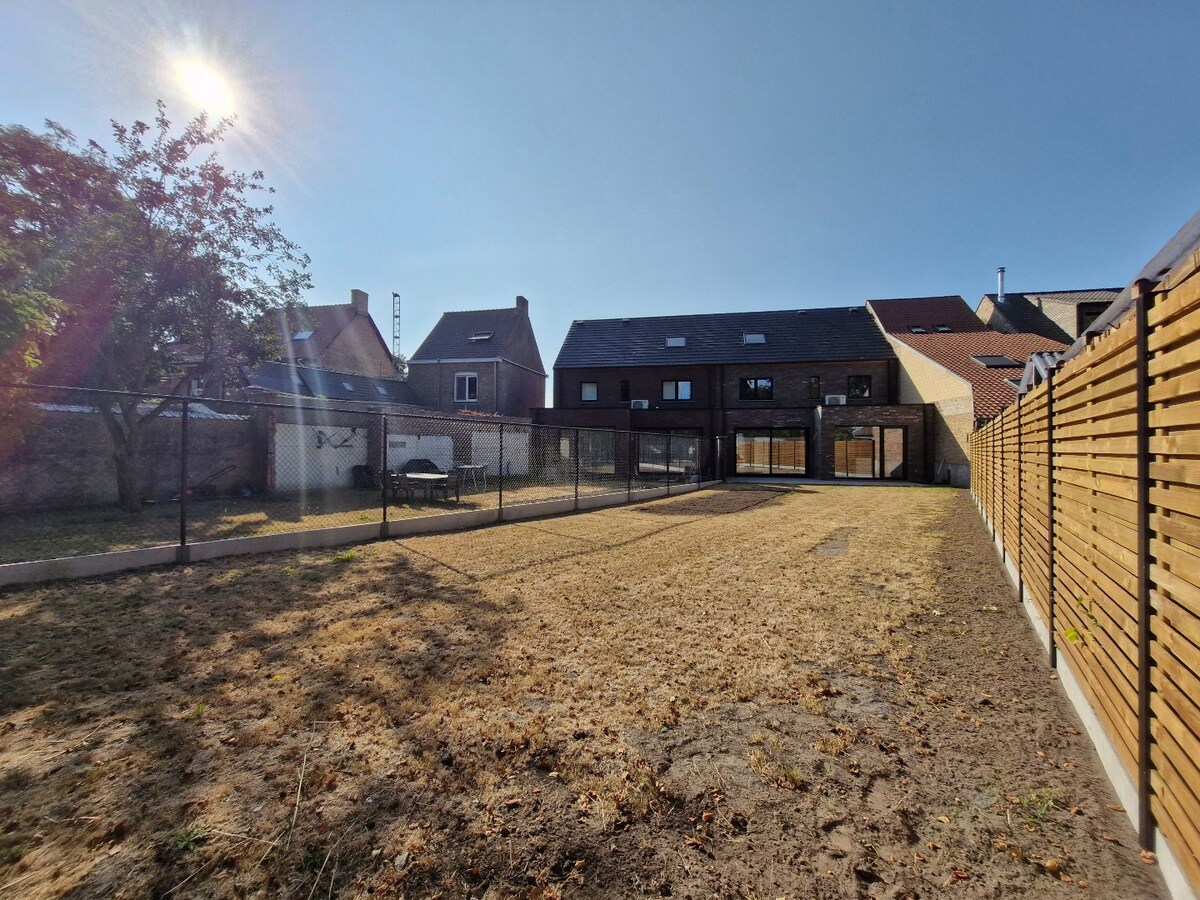 Nieuwbouwwoning met mooie tuin, garage en 4 slaapkamers te Dudzele 
