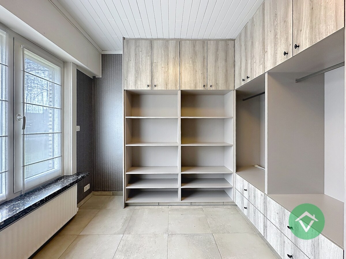 Statige bungalow op 1.811m² met landelijk zicht, drie slaapkamers en twee garages te Ichtegem 