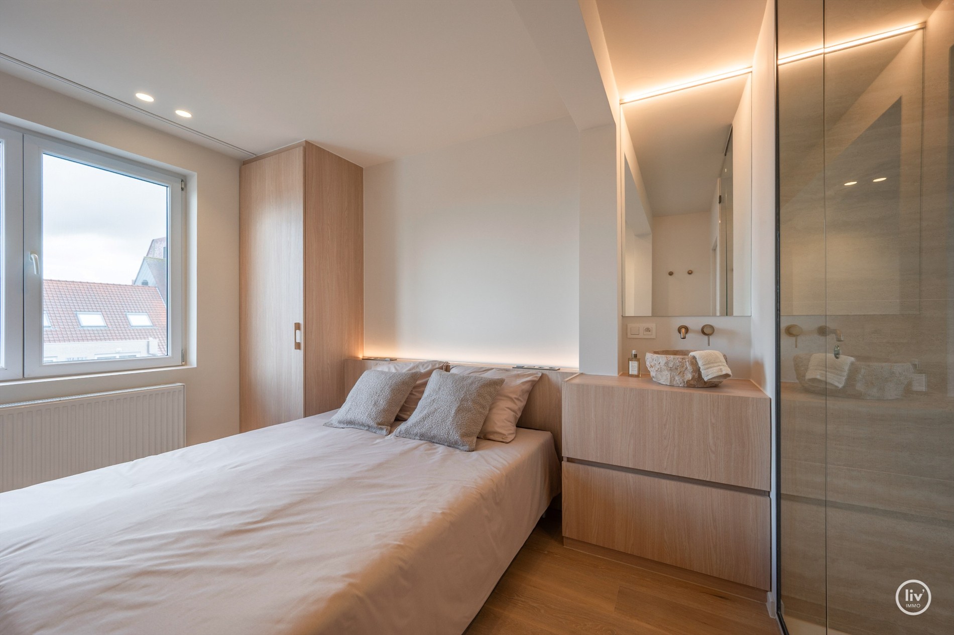OPENDEURDAG te Zaterdag 31/10 te Lippenslaan 166 (tussen 11u en 13u): Luxueus volledig gerenoveerd 3 slaapkamer appartement te Lippenslaan gelegen op wandelafstand van het Albertstrand. 