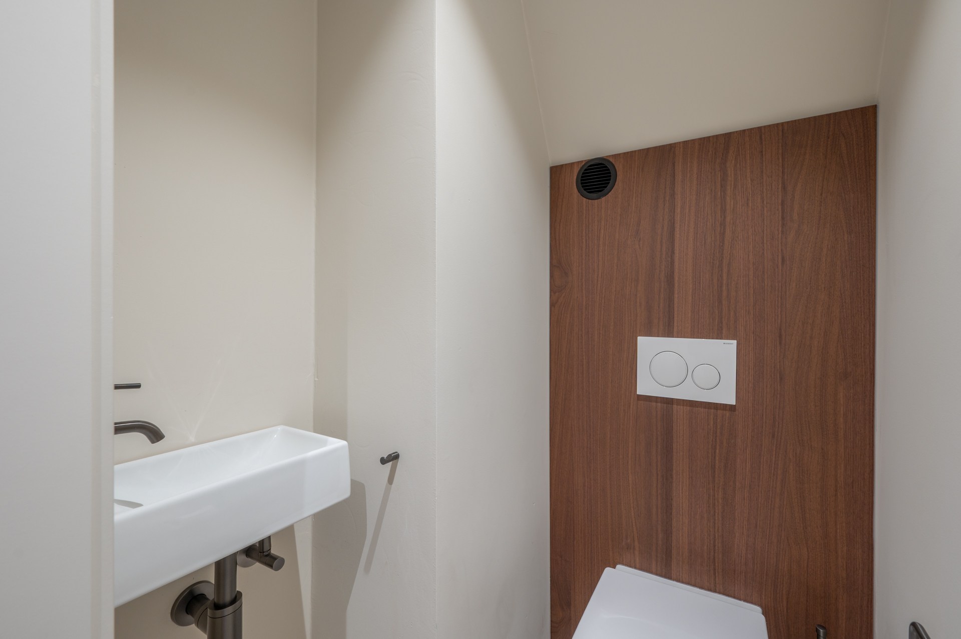 Appartement en duplex spacieux et rénové, orienté plein sud, situé dans un emplacement exceptionnel sur la Lippenslaan. 