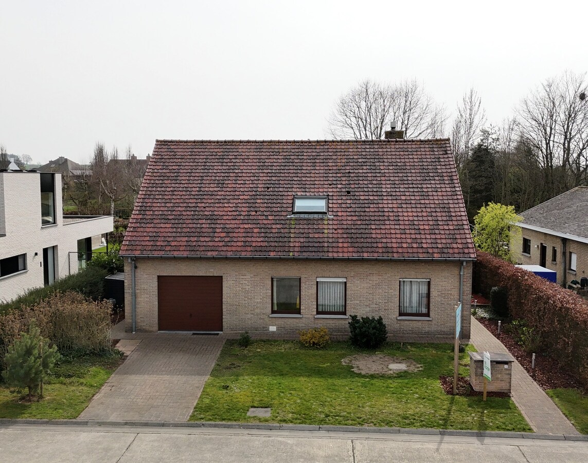 Alleenstaande instapklare gezinswoning met 5 slaapkamers zuidgerichte tuin en garage te Koekelare 