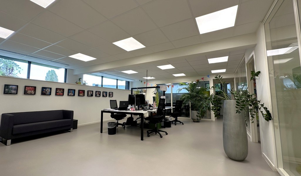 Instapklare kantoren te huur aan afrit E40 in Drongen