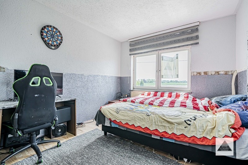 Centraal gelegen halfvrijstaande woning. 6 slaapkamers. Te renoveren. 