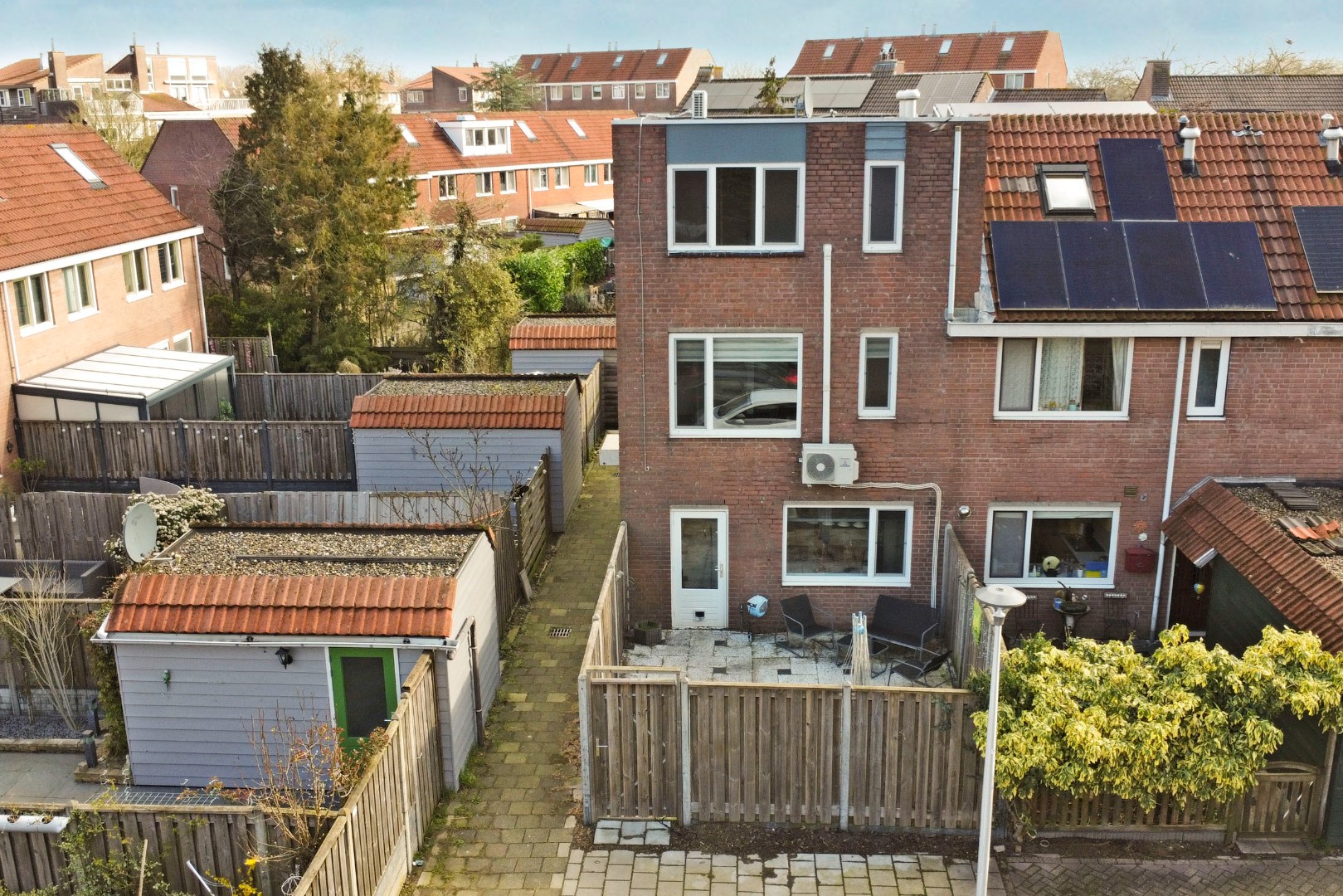 2-kamer hoekwoning met  ruime slaapkamer met airconditioning, tuin op het zonnige zuidwesten. 