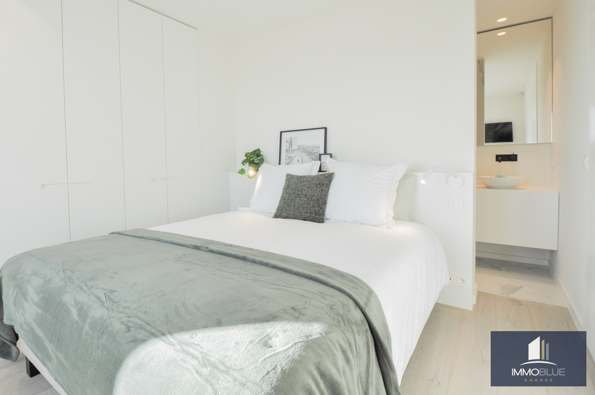 Appartement entièrement rénové et situé au calme, offrant une vue magnifique sur le Zegemeer. 