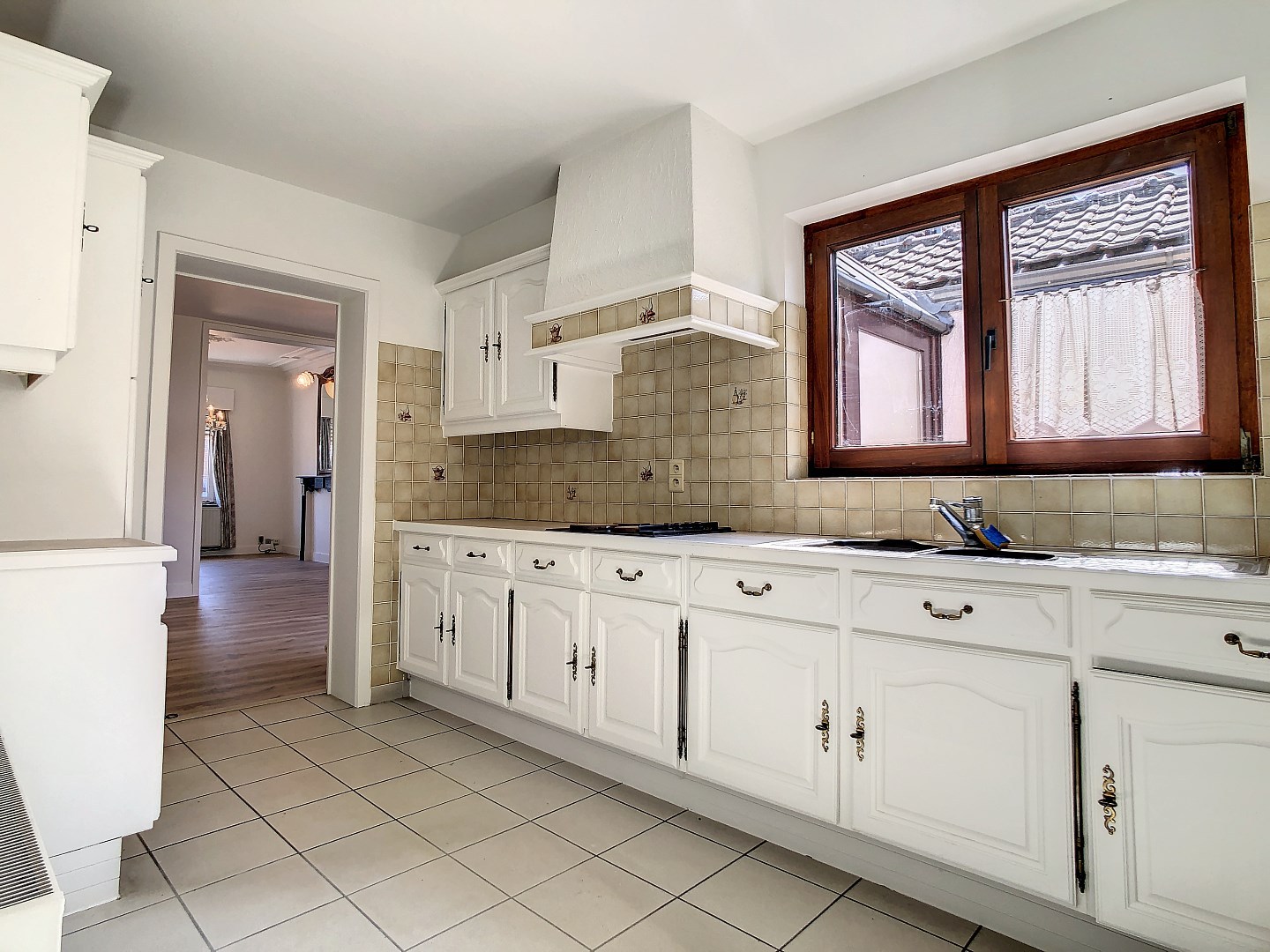 Centraal gelegen woning met twee ruime slaapkamers, zonnige tuin en droge kelder - EPC 252 kWh/m² - bewoonbare oppervlakte van 143 m² 